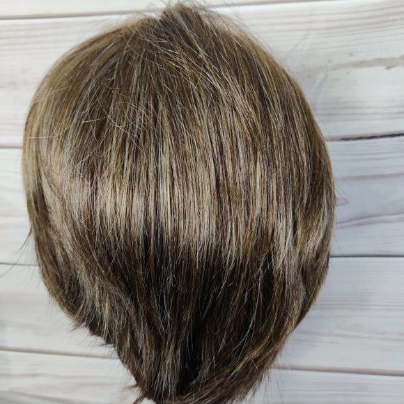 Wig w/strap - Picture 6 of 6